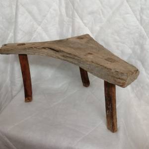 Banqueta de ordeño de madera de sabina